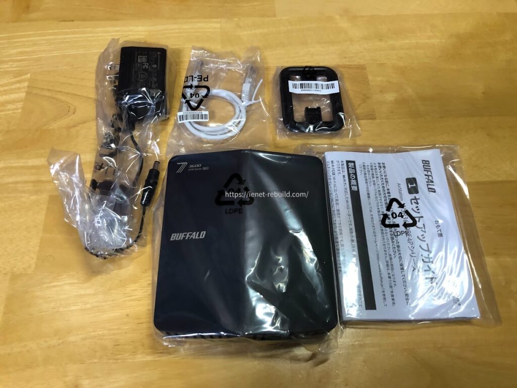 WSR-3600BE4P-BKの本体、LANケーブル、ACアダプター、スタンド、説明書の同梱物一式