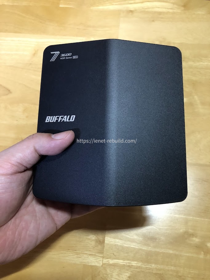 手に持ったバッファロー WSR-3600BE4P-BKの本体サイズと黒い筐体の質感