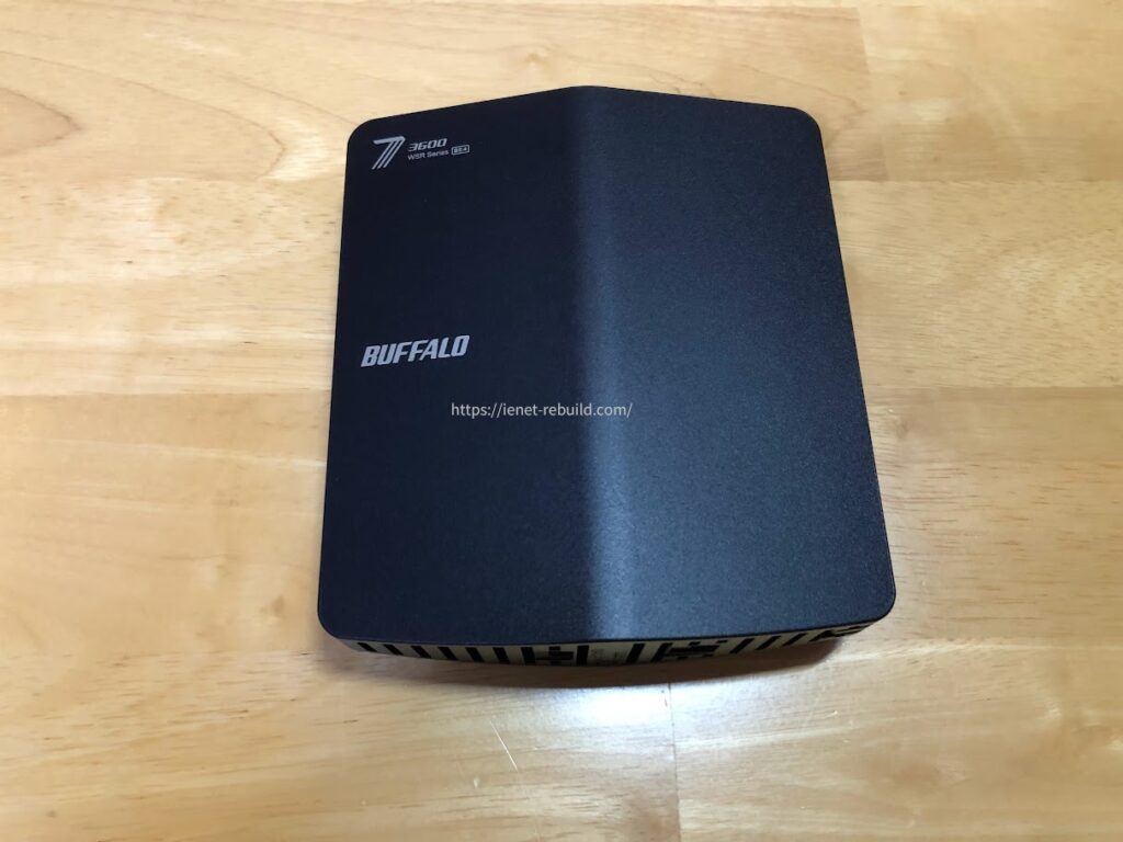 底面の排熱スリットを確認できるバッファロー Wi-Fi 7ルーター WSR3600BE4P-BK