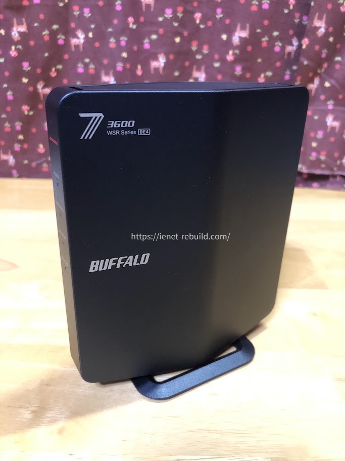 EasyMeshに対応するバッファロー Wi-Fi 7ルーター WSR3600BE4P-BKを縦置きした本体外観