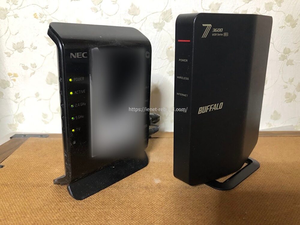 旧ルーターのNEC WG1200HSとバッファロー WSR-3600BE4P-BKの外観とサイズを並べた比較