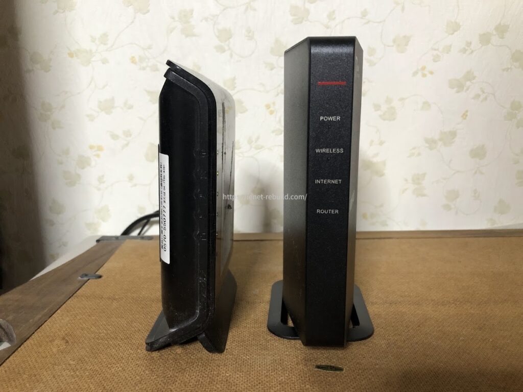 旧Wi-Fiルーターとバッファロー WSR3600BE4P-BKの本体サイズと厚みを比較した写真