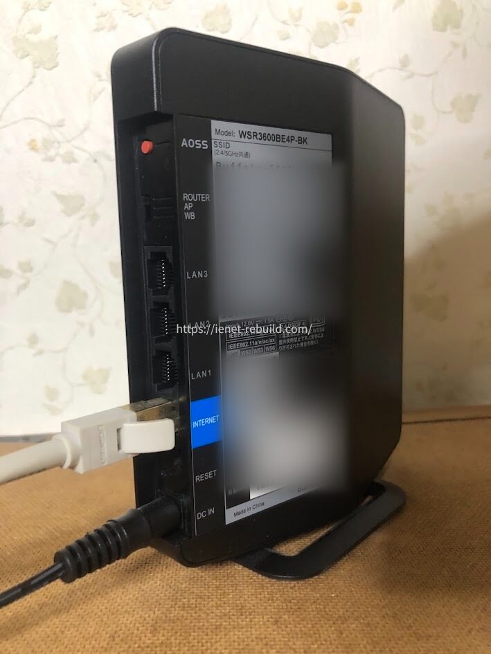 WSR3600BE4P-BKのINTERNETポートにLANケーブルを接続してIPv6回線の設定を行う様子