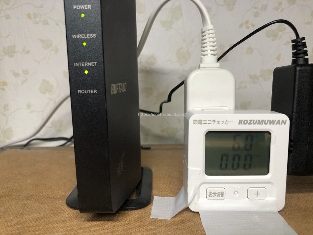 BUFFALO WSR3600BE4P-BKで約900MBのファイルをダウンロード中にワットチェッカーで消費電力6.0Wを測定している様子