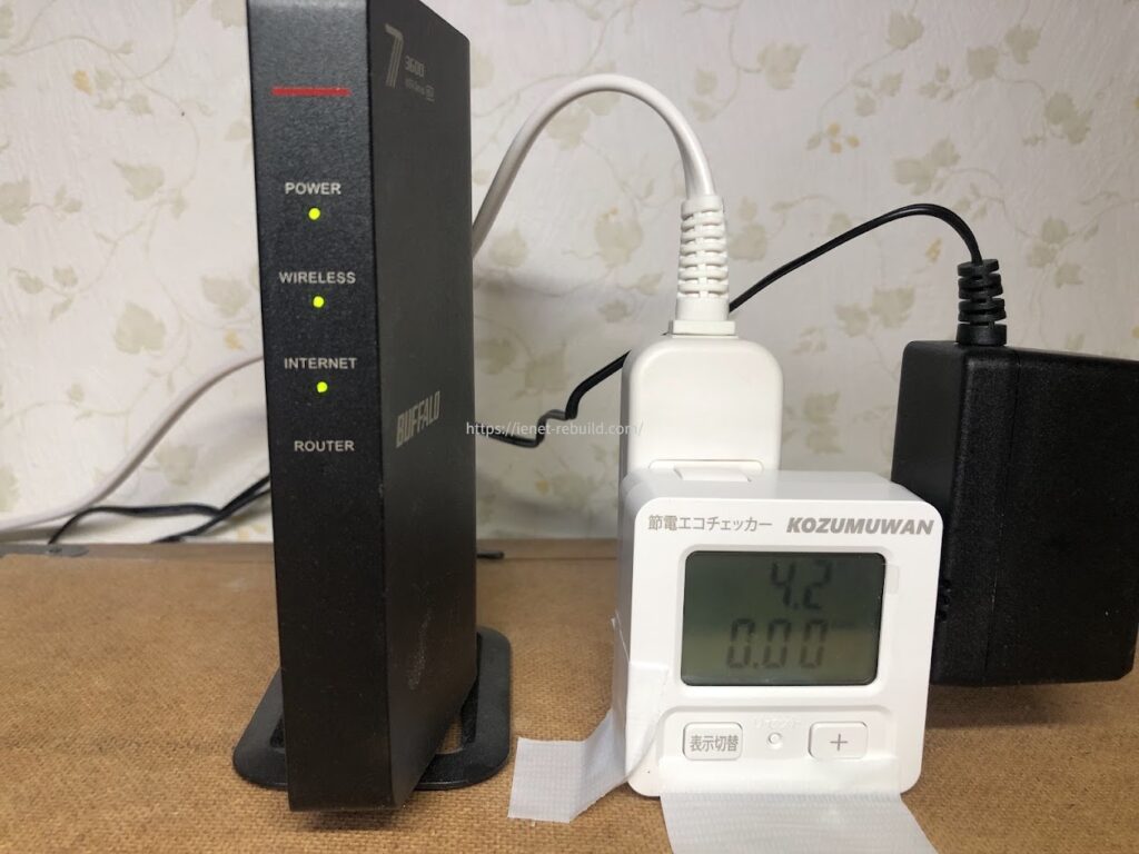 BUFFALO WSR3600BE4P-BKの通常待機時にワットチェッカーで消費電力4.2Wを測定している様子