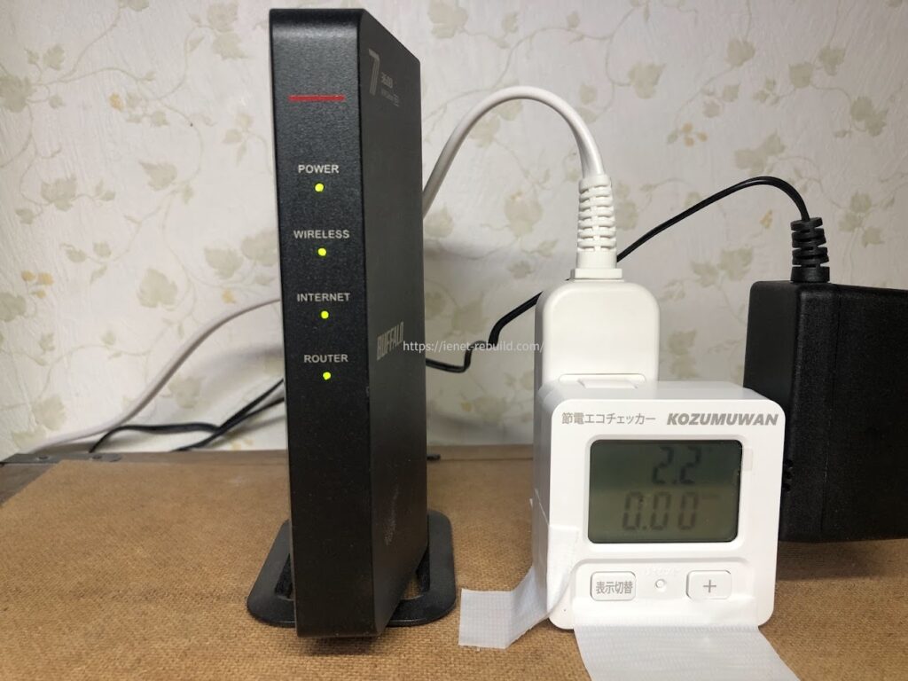 BUFFALO WSR3600BE4P-BKの起動直後にワットチェッカーで消費電力2.2Wを測定している様子