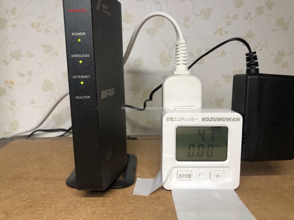 BUFFALO WSR3600BE4P-BKでYouTube動画視聴中にワットチェッカーで消費電力4.7Wを測定している様子